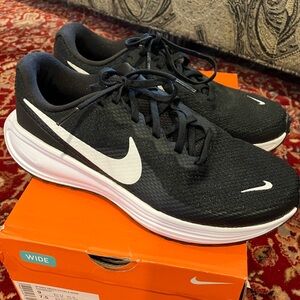 NEW Woman’s Nike Revolution Sneakers size 9W